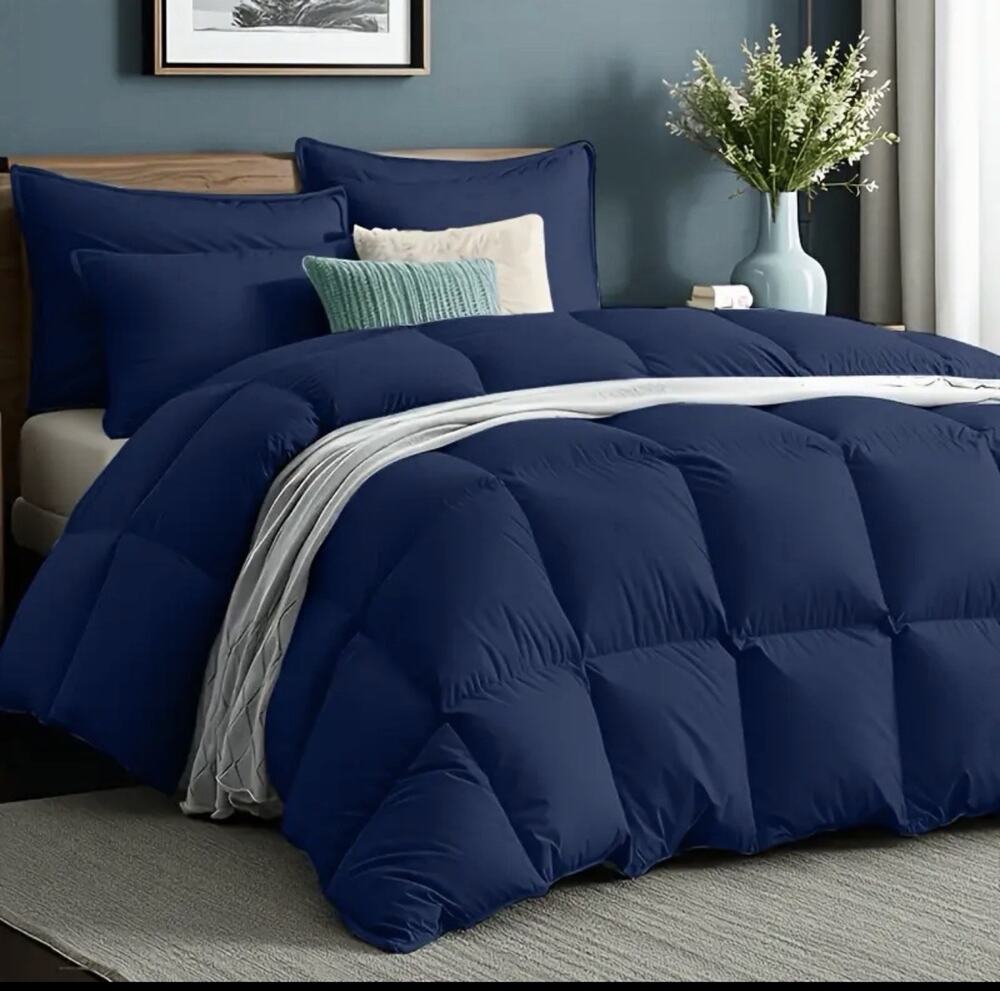 Comforter, Twin Size Blue/Navy Blue 100% Polyester Great For College Brand New